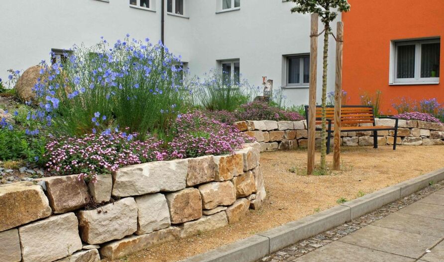 Naturgarten anlegen: Trockenmauern gehören dazu!