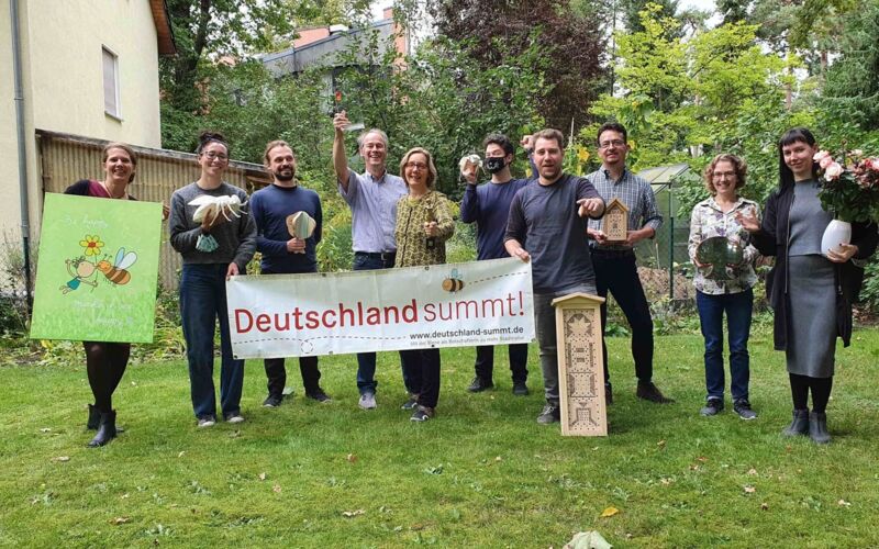 Das Deutschland summt!-Team feiert das 10-jährige Jubiläum der Stiftung für Mensch und Umwelt.