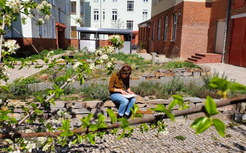 Projekt "Treffpunkt Vielfalt": Nicole Schüler im naturnah umgestalteten Innenhof.