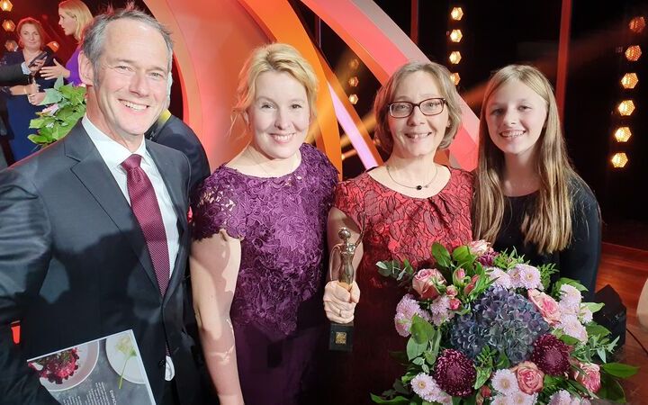 Die beiden Naturschützer Dr. Corinna Hölzer und Cornelis Hemmer zusammen mit Franziska Giffey bei der Preisverleihung der Goldenen Bild der Frau 2019.